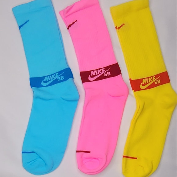 NIKE---Nice set of 3 pair of Nike socks - Picture 2 of 5